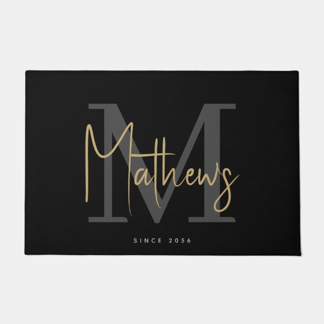 Modern Black Charcoal Gold Monogram Family Name Fußmatte (Vorderseite)