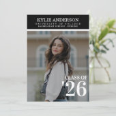 Modern Black College Graduation Senior Photo Einladung (Stehend Vorderseite)