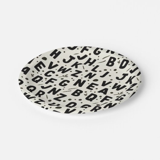 Modern Black & Cream Alphabet Pappteller (Schrägansicht)