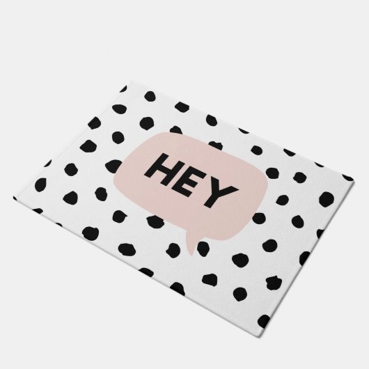 Modern Black Dots & Bubble Chat Pink With Hey Fußmatte (Schrägansicht)