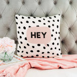 Modern Black Dots & Bubble Chat Pink With Hey Kissen<br><div class="desc">Die Einführung der modernen Black Dots & Bubble Chat Pink mit Hey Produkt, zum Verkauf auf Zazzle! Dieses einzigartige und stilvolle Design verbindet ein zeitgenössisches Schwarz-Punkte-Muster mit einem lebhaften rosa Blase-Chat mit dem Wort "Hey". Das moderne Black Dots & Bubble Chat Pink With Hey Produkt ist perfekt für alle, die...</div>