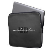 Modern Black & Elegant Script Initial Monogram Laptopschutzhülle (Vorderseite Links)