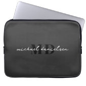 Modern Black & Elegant Script Initial Monogram Laptopschutzhülle (Vorderseite)