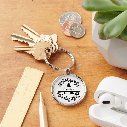 Modern Black Floral Wreath Split Monogram "A" Schlüsselanhänger