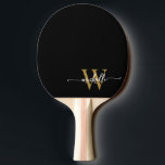 Modern Black Gold Custom Monogram Name Script Tischtennis Schläger<br><div class="desc">Girly Black und Gold Monogram Initial Name Signature Script Custom Personalisiert Ping Pong Paddle Paddel. Dieses Design mit Ihrem Vornamen in einem hübschen handgeschriebenen Stil Swash Schwanz Schriftart Typografie (oder Kalligrafie) mit Monogramm Erstmaligkeit in Gold und Weiß auf Schwarz. Diese sind einfach zu anpassen. Große stilvolle feminine Hauswärmeschenke, Hochzeit, auch...</div>
