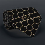 Modern Black Gold Foil Geometric Monogram Krawatte<br><div class="desc">Moderne Schwarz-Gold Foil Geometric Monogram Necktie in einem stilvollen Muster goldener Hexagons auf elegantem schwarzen Hintergrund. Einfach mit Text, Schriftart und Farben anpassen. Erstellt von Zazzle pro Designer BK Thompson © exklusiv für Cedar und String; bitte kontaktieren Sie uns unter cedarandstring@gmail.com , wenn Sie Hilfe benötigen, Fragen haben oder sich...</div>