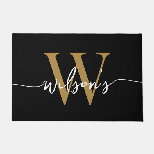 Modern Black Gold Monogram Family Name Script Fußmatte (Vorderseite)