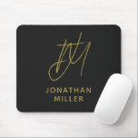 Modern Black Gold Monogram Mousepad<br><div class="desc">Behalt deinen Arbeitsbereich stilvoll und funktional mit diesem modernen Black Gold Monogram Mouse Pad. Das schlanke Design verfügt über ein individuell anpassbares Monogramm auf schwarzem Hintergrund, und der rutschsichere Gummifuß sorgt für einen sicheren Halt auf jeder Oberfläche. Dieses Mauspad ist sowohl für den beruflichen als auch für den persönlichen Gebrauch...</div>