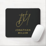 Modern Black Gold Monogram Mousepad<br><div class="desc">Behalt deinen Arbeitsbereich stilvoll und funktional mit diesem modernen Black Gold Monogram Mouse Pad. Das schlanke Design verfügt über ein individuell anpassbares Monogramm auf schwarzem Hintergrund, und der rutschsichere Gummifuß sorgt für einen sicheren Halt auf jeder Oberfläche. Dieses Mauspad ist sowohl für den beruflichen als auch für den persönlichen Gebrauch...</div>