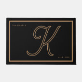 Modern Black Gold Monogram Script Family Name Fußmatte (Vorderseite)