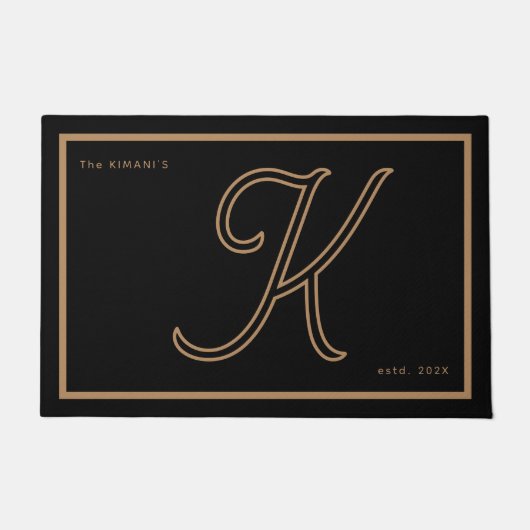 Modern Black Gold Monogram Script Family Name Fußmatte (Vorderseite)