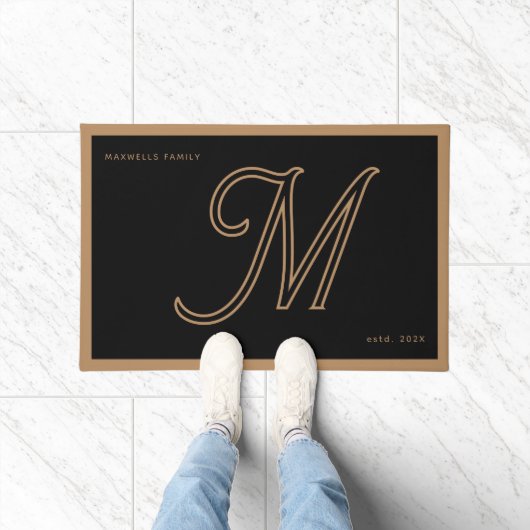 Modern Black Gold Monogram Script Family Name Fußmatte (Indoor)
