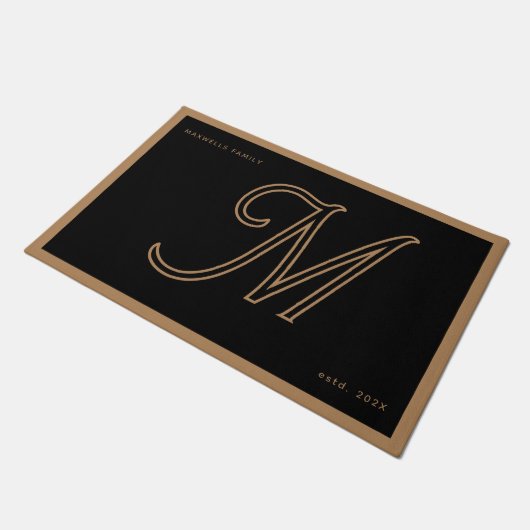 Modern Black Gold Monogram Script Family Name Fußmatte (Schrägansicht)