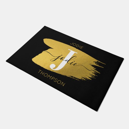 Modern Black & Gold Script Monogram Fußmatte (Schrägansicht)