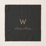 Modern Black Gold Script Monogram Schal<br><div class="desc">Ein modernes,  elegantes Monogramm-Design mit handgeschriebener,  minimalistischer Schrifttyp-Schrift und serifenloser Blocktypografie auf elegantem schwarzen Hintergrund. Das Monogramm und der Name können leicht personalisiert werden.</div>