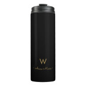 Modern Black Gold Script Monogram Thermosbecher (Vorderseite)