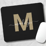 Modern Black Gold Script Name Initial Monogram Mousepad<br><div class="desc">Personalisiertes elegantes Modern Black Gold Script Initial Name Monogram Mouse Pad. Fügen Sie dem Arbeitsbereich mit diesem schicken Mauspad eine Touch von Raffinesse hinzu. Es verfügt über einen flachen goldfarbenen Initial (ohne Schimmer oder Folie), zentriert auf einem schwarzen Hintergrund. Das raffinierte Design verbindet Eleganz mit Praxisnähe und macht es zu...</div>