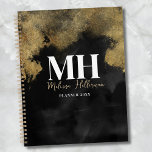 Modern Black Gold Script Name Monogram Planer<br><div class="desc">Dieser stilvolle Planer ist ideal, um einen Überblick über Termine, Ziele und Aufgaben behalten, sei es für geschäftliche oder private Zwecke. Das Design verfügt über ein individualisierbares Jahr auf der Vorderseite, sodass Sie es für jedes Jahr aktualisieren können. Mit einem schwarzen Hintergrund und Imitaten mit goldener Aquarellfarbe oder marmorfarbenen Akzenten...</div>