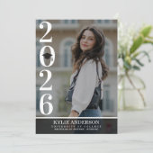 Modern Black Graduation Cap Senior Photo Einladung (Stehend Vorderseite)