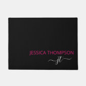 Modern Black Hot Pink Simple Script Monogram Name Fußmatte (Vorderseite)