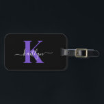 Modern Black Lila Script Monogram Gepäckanhänger<br><div class="desc">Dieses schlichte, elegante Gepäckanhänger mit Ihrem Vornamen in einem trendigen Schriftart in Weiß tippte über Ihren ersten Start in einem modernen Schriftart mit Kappe in lila auf einer Seite und eine Folie in der Karte für Ihren Namen, Ihre Adresse und Telefonnummer auf der anderen Seite würde auf Ihren Koffern fabelhaft...</div>