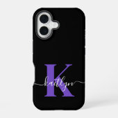Modern Black Lila Script Monogram iPhone 16 Hülle (Rückseite)