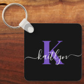 Modern Black Lila Script Monogram Schlüsselanhänger (Vorderseite)