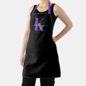 Modern Black Lila Script Monogram Schürze (InSitu)
