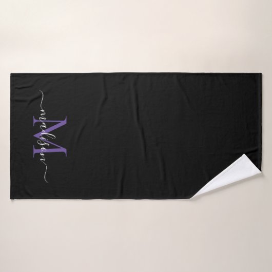 Modern Black Lila Violet Monogram Script Name Badehandtuch (Badehandtuch)