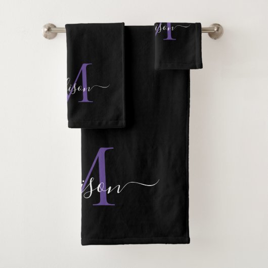 Modern Black Lila Violet Monogram Script Name Badhandtuch Set (Insitu)