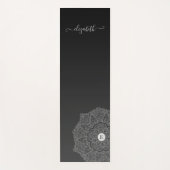 Modern Black Mandala Monogram Name Yogamatte (Vorderseite)