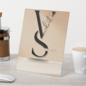 Modern Black Monogram "VS" Pedestzeichen Sockelschild (In SItu)