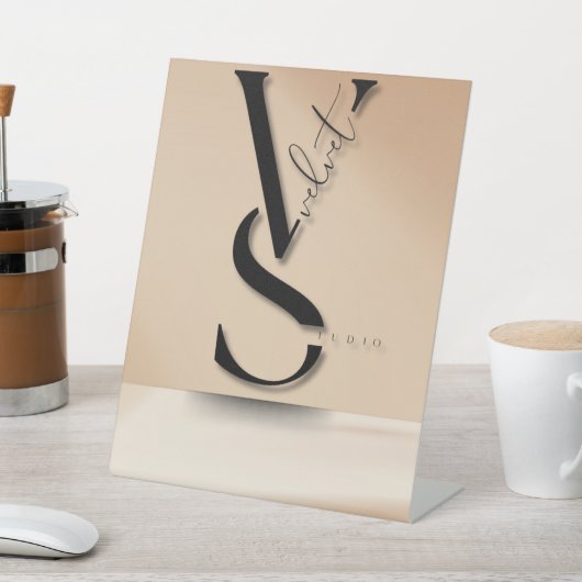 Modern Black Monogram "VS" Pedestzeichen Sockelschild (In SItu)