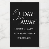 Modern Black One Day Away Probe Dinner Mini Weinetikett (Einzelnes Label)