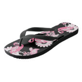 Modern Black Paisley Pink Flamingo Badesandalen (Schrägansicht)