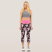 Modern Black Paisley Pink Flamingo Capri Leggings (Vorderseite)