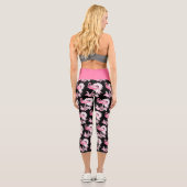 Modern Black Paisley Pink Flamingo Capri Leggings (Rückseite)