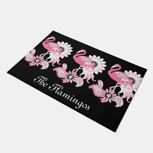 Modern Black Paisley Pink Flamingo Fußmatte (Schrägansicht)