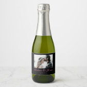 Modern Black Pink Calligraphy Photo Wedding Mini Schaumweinetikett (Vorderseite)