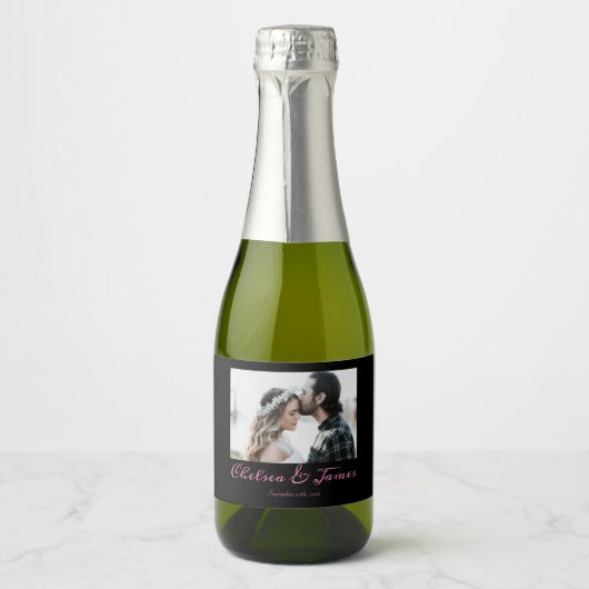 Modern Black Pink Calligraphy Photo Wedding Mini Schaumweinetikett (Vorderseite)