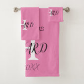 Modern Black Pink White Monogram Name Newlywings Badhandtuch Set (Insitu)