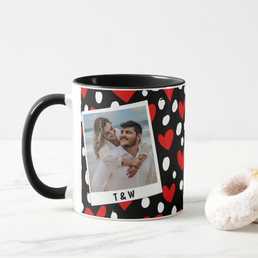Modern Black Red and White Heart Couple Photo Tasse (Mit Donut)