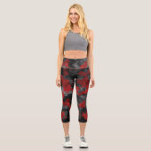 Modern Black Red Camouflage High Waisted Capri Leg Leggings (Vorderseite)