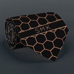 Modern Black Rose Gold Foil Geometric Monogram Krawatte<br><div class="desc">Moderne Schwarz-Rose-Gold Foil Geometric Monogram Necktie in einem stilvollen Muster von Kupfergold-Hexagonen aus Rose auf einem eleganten schwarzen Hintergrund. Einfach mit Text, Schriftart und Farben anpassen. Erstellt von Zazzle pro Designer BK Thompson © exklusiv für Cedar und String; bitte kontaktieren Sie uns unter cedarandstring@gmail.com , wenn Sie Hilfe benötigen, Fragen...</div>