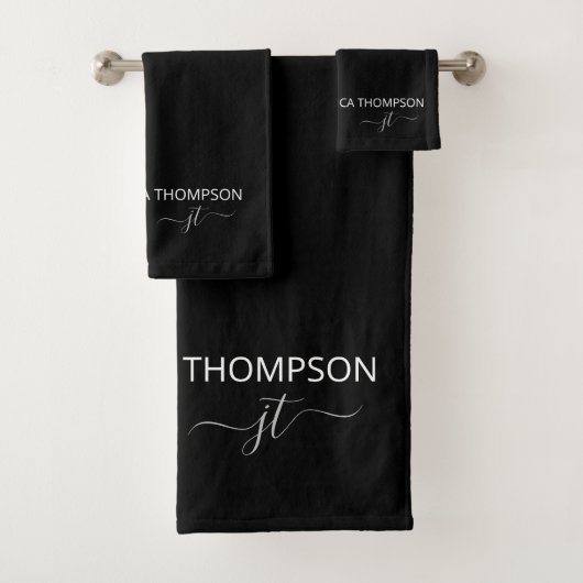 Modern Black Simple Script Giron Monogram Name  Badhandtuch Set (Insitu)