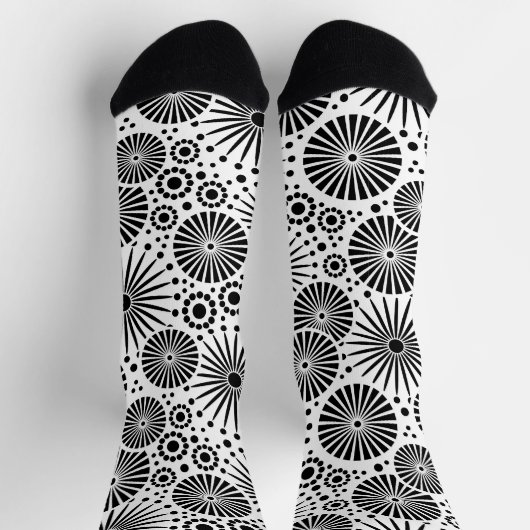 Modern Black White Geometric Flowers Starburst  Socken (Oben)