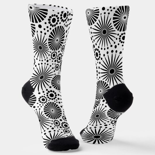 Modern Black White Geometric Flowers Starburst Socken (Gewinkelt)