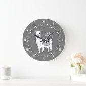 Modern Black & White Llama Sketch Roman Numerals Große Wanduhr (Zuhause)
