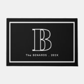 Modern Black White Monogram Initial Family Name Fußmatte (Vorderseite)