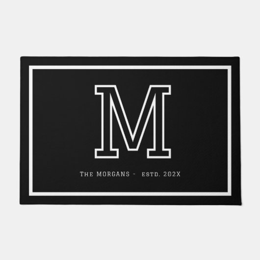 Modern Black White Monogram Script Family Name Fußmatte (Vorderseite)